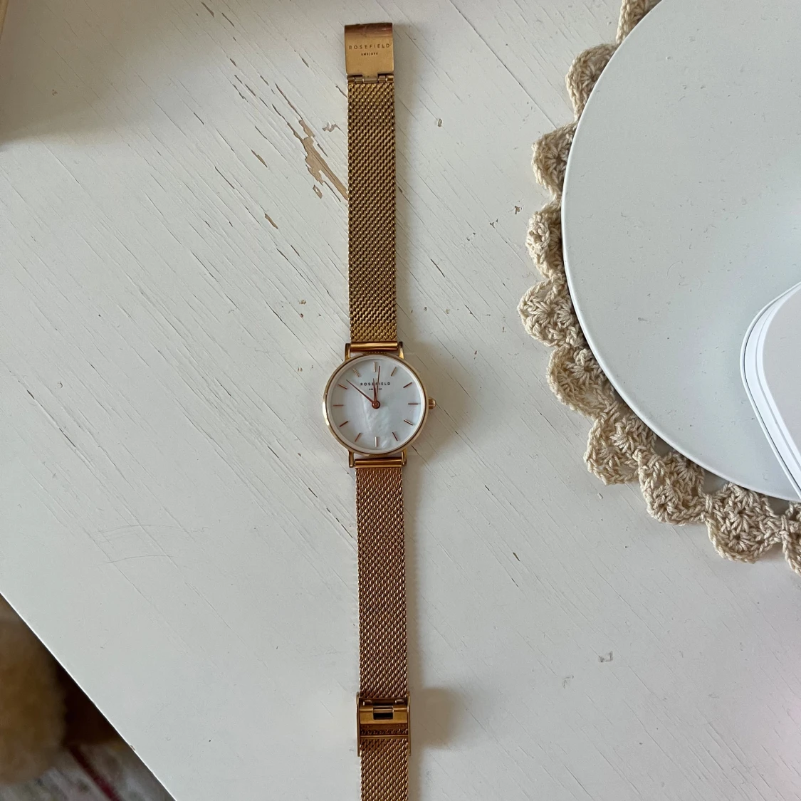 Guldig klocka från Rosefield