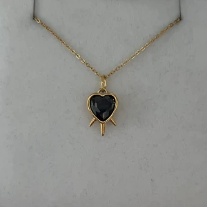 Maria Nilsdotter ”Three Of Swords” inspirerat halsband - Aldrig använd, 18K guldpläterad och tillverkad av rostfritt stål. Kedjans längd 40+5 cm och nickelfri. Om du har fler frågor, tveka inte att höra av dig 🤗