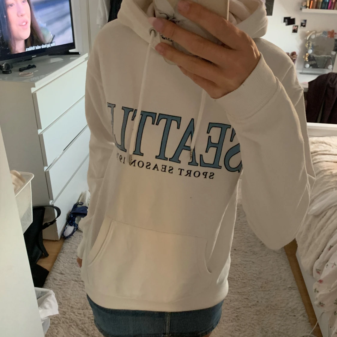 Vit hoodie med blå SEATTLE-tryck - 1