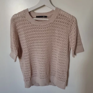 Beige stickad kortärmad tröja 157 - Oanvänd beige virkad tröja från lager 157, sitter perfekt med ett par vanliga jeans eller någon kjol.📸💯 Är jätteskön och mjuk.