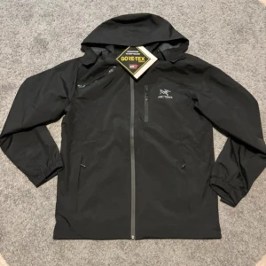 Arcteryx Jacka - Tja! Säljer en ny Arcteryx jacka som är perfekt nu inför hösten! Bredd ~ 53 cm Längd ~ 67 cm passar medium! Priset är inte hugget i sten. Fråga gärna frågor om det är något särskilt du undrar!