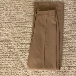 Kostymbyxor från Madlady - Beigea kostymbyxor från Madlady stl 34 längd 34, använda vid ett tillfälle.