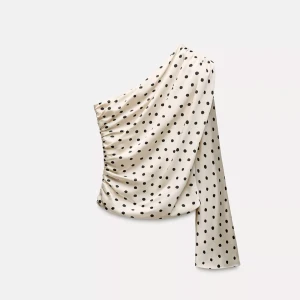 Prickig oneshoulder topp i satin - Nästan oanvänd blus som jag inte får användning för🫶🏼skriv för fler bilder