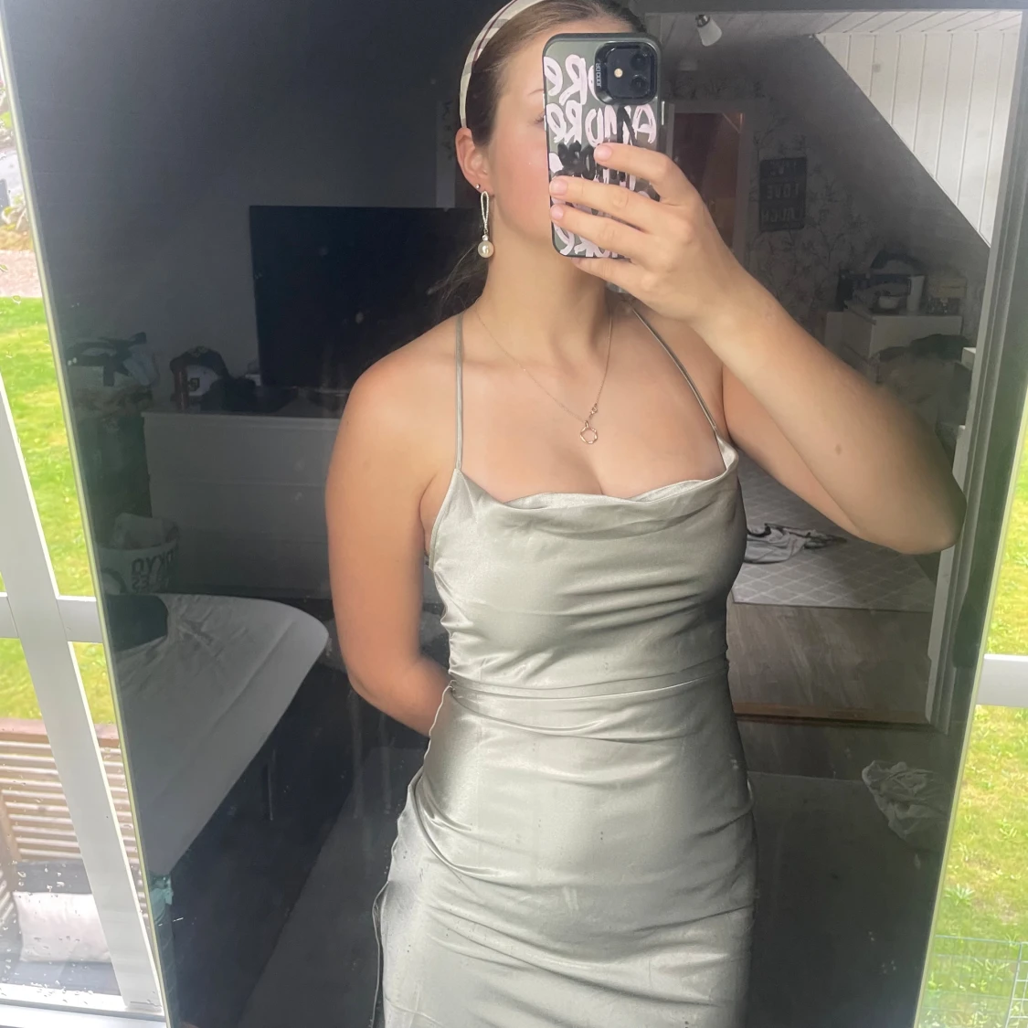 Ljusgrön silvrig långklänning med tunna band - 1