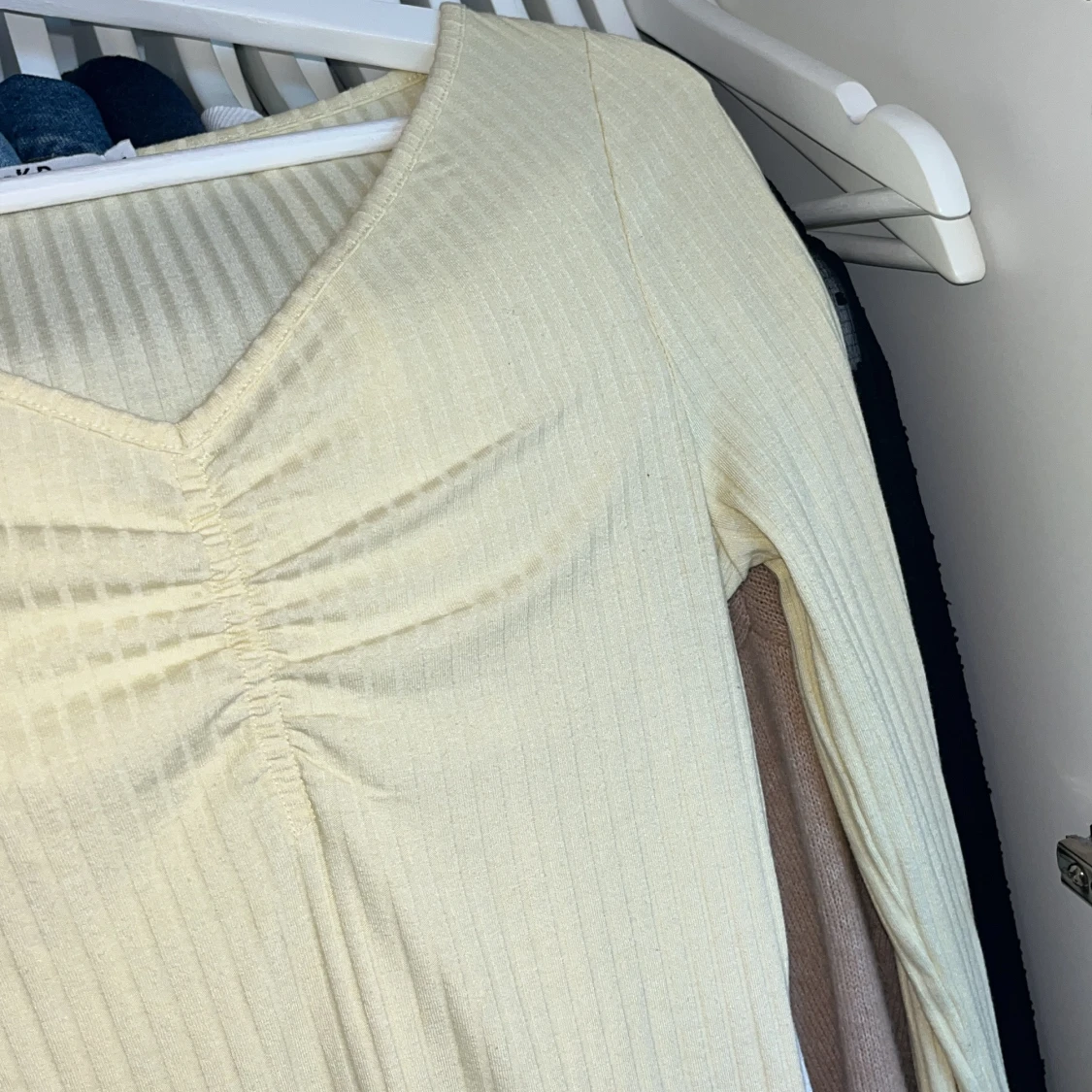 Ljusgul ribbad topp från NA-KD❤️ - 3