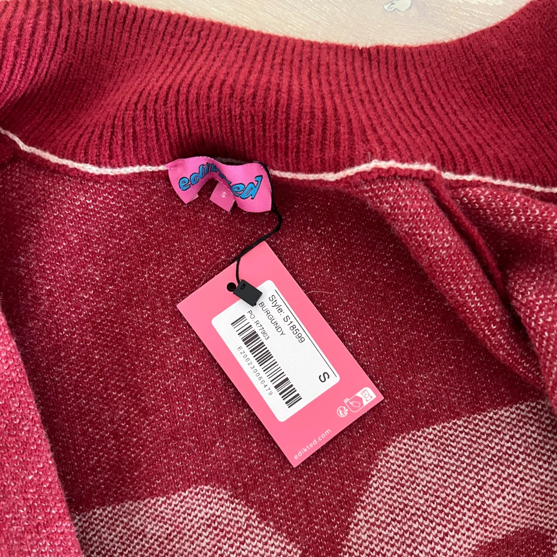 Röd kofta/jacka med dragkedja från Edikted - 2