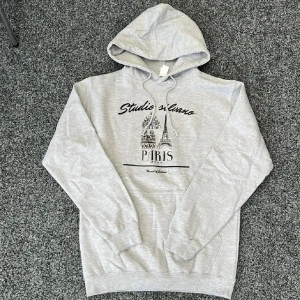 Studio Silvano hoodie M - Studio Silvano hoodie! Size : M! Passar runt 180-186! Helt nya! Fraktar samma dag spårbart via instabox! Hör av dig vid frågor! Fast pris🙌
