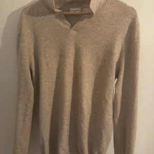 Beige kashmir tröja från John Henric - Beige kashmir tröja från John Henric med lång ärm. 