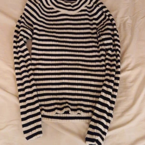 Randig långärmad - Randig långärmad tröja från gina tricot, tajta modell