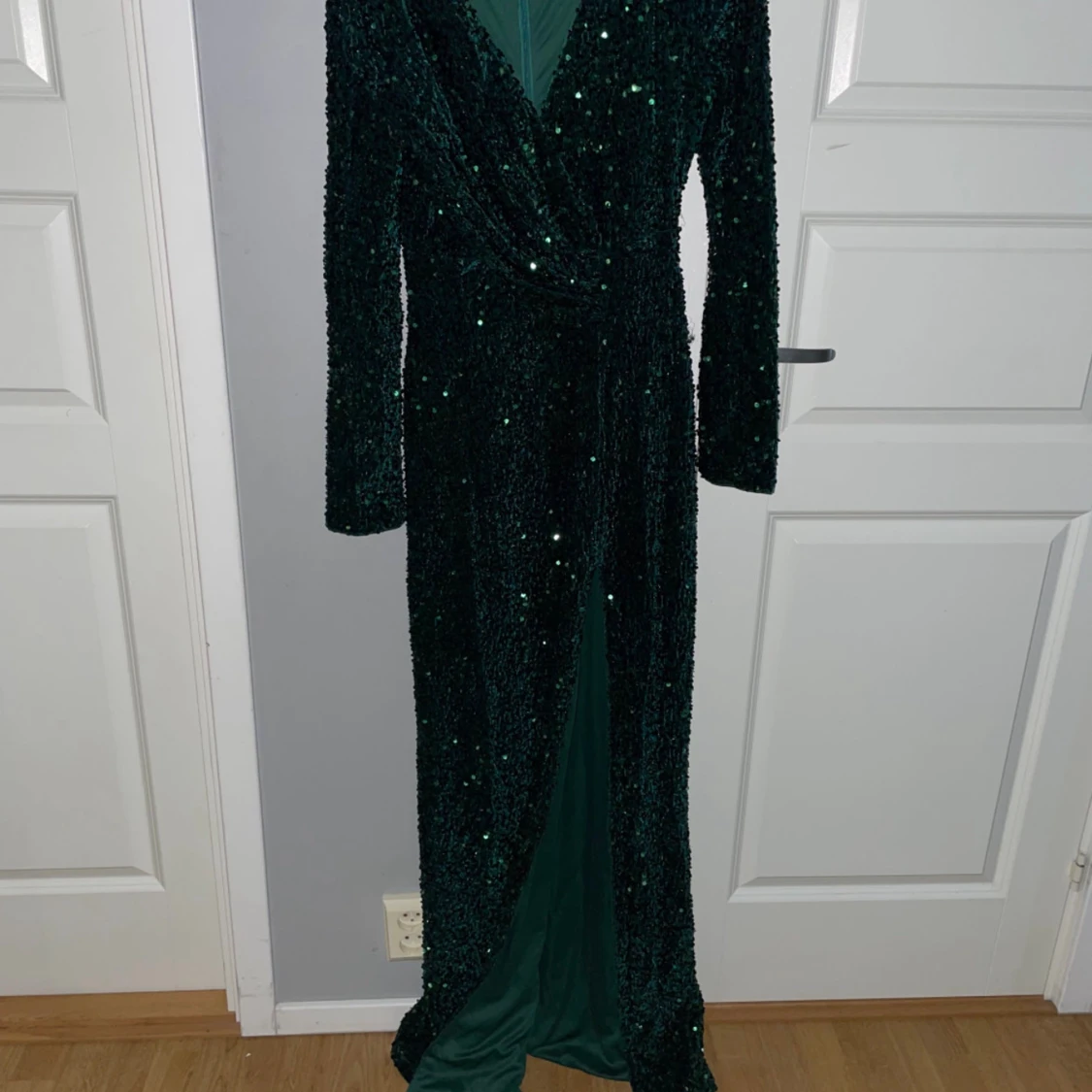 Grön glittrig långklänning med slits