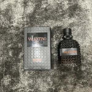 Valentino Uomo Born In Roma EdT - Valentino Uomo Born In Roma Coral Fantasy EdT, 100 ml. Snygg och modern doft i cool flaska, perfekt för dig som vill sticka ut. Tillverkad av Valentino Beauty, Paris.
