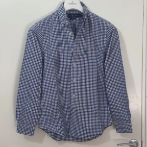 Ralph Lauren Skjorta - Ralph Lauren Skjorta. Storlek S. I jätte bra skick utan defekt. Skickar alltid samma eller nästa dag. Skriv från privat för mer information.