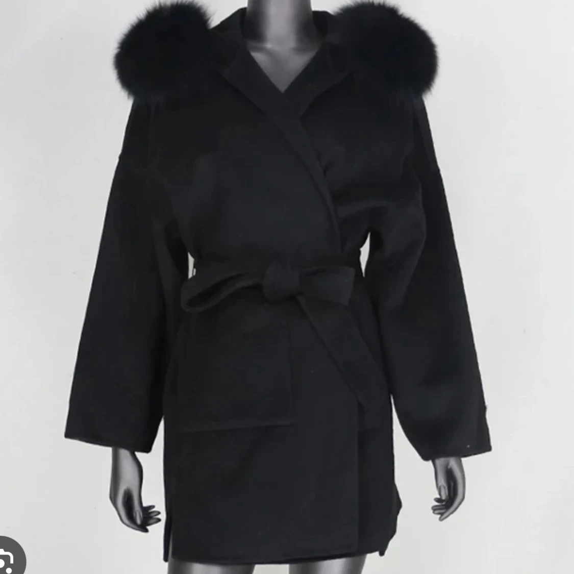 Svart kappa med fuskpäls och bälte