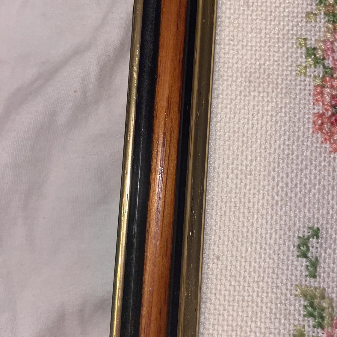 Broderad tavla med blomkrans och rosett - 1