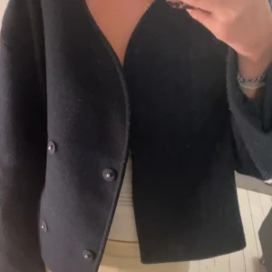 Mörk blå kappa med knappar - Super fin jacka/ kappa. Använd men i bra skick, säljer då den inte kommer till användning. Den passar bra på mig som brukar ha xs/s i jackor. Använd köp nu!💞