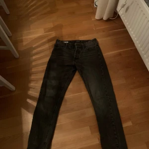 Svarta loose fit jeans Loose Chris - Säljer ett par mörkgråa jeans i loose fit-modell, modellen heter Loose Chris. Jeansen har klassisk femficksdesign och raka ben. Perfekta för dig som gillar en avslappnad och trendig look.