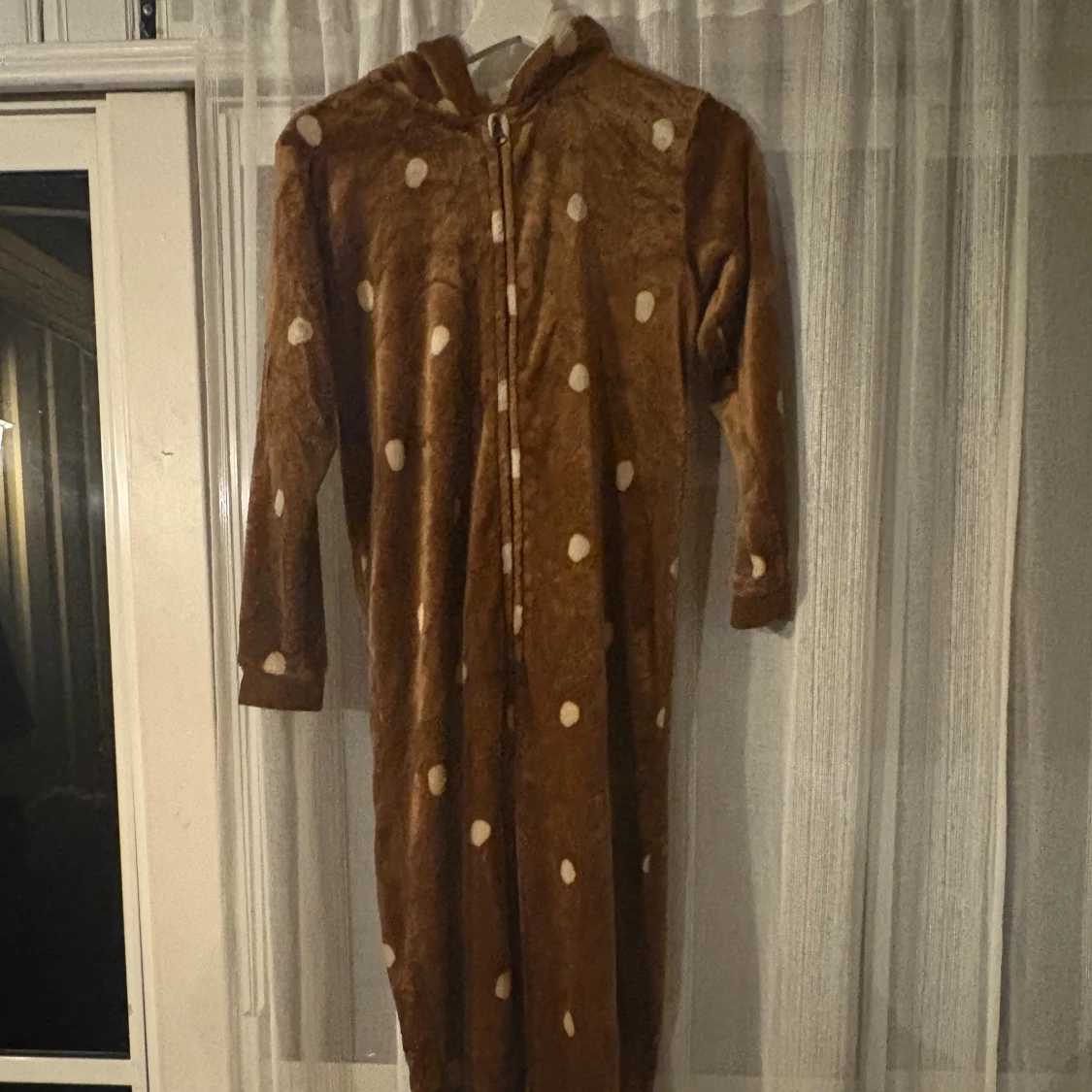 Brun prickig fleeceonepiece från Lindex