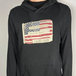 Ralph Lauren denim&supply hoodie - Säljer en riktigt snygg Ralph lauren hoodie denim & supply i storlek L. Den är i fint skick och vid frågor är det bara att skriva //Gramenti