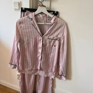 Victoria secret pyjamas  - Jätte gullig pyjamas från Victoria secret. Både tröjan och byxorna är i storlek xs. Den passar mig bra i längden som är 165 cm🩷