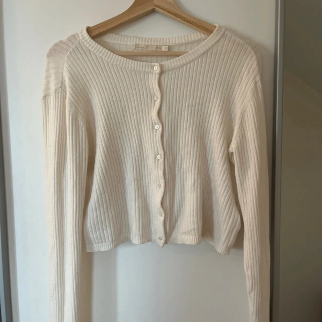 Ribbad beige kofta med knappar