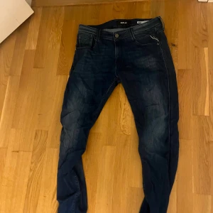Mörkblå Replay jeansbyxor herr - Mörkblå replay anvass. Lite slimmade. Storlek 30/32