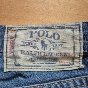 Ralph lauren jeans - Straight jeans från ralph lauren. Använd fåtal gånger, nypris över 1000 kr. Kontakta om ni har frågor eller prisförslag!