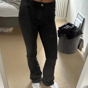 Svarta bootcut jeans  - Säljer dessa fina bootcut jeans ifrån Blue ridge, köpta på Zalando. Storlek 164