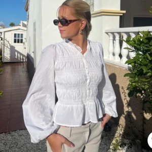 Vit blus - Snygg vit blus ifrån Nelly. Endast använd en gång💕Nypris 399