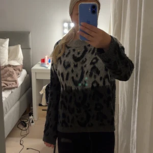 Grå leopardmönstrad stickad tröja - Säljer min stickade leopard tröja från mango i storlek s den är i bra skicka och är inte så mycket använd