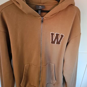 Zip tröja  - Zip tröja från Hm, storlek S, använd max 3 gånger