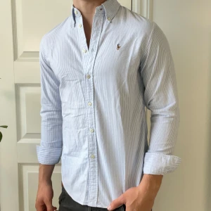 Ralph Lauren randig skjorta S - Ralph Lauren randig skjorta S, inga defekter! Modellen är 180,75 kg 😊 kom med frågor! 