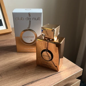 Club de Nuit Milestone EdP 105ml - Club de Nuit Milestone Eau de Parfum från Armaf. Snygg och lyxig flaska, perfekt för dig som vill sticka ut. Volym: 105 ml. En populär fruktig doft för dig som gillar att synas. Knappast använd, som ny. Det är bara att skriva vid frågor.