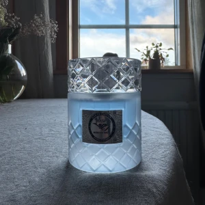 Mawj Moscow Mule Eau de Parfum - Stilren parfym från Paris Corner med namnet Mawj Moscow Mule. Flaskan har en frostad look och känns lyxig. Perfekt för dig som vill sticka ut med något unikt i parfymhyllan.