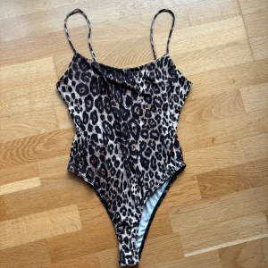 Leopardmönstrad body från Zara - Body i leopardmönster från Zara med smala axelband, i strl S. Tillverkad i stretchigt syntetmaterial. Den går att knäppa. Är endast använd en gång.🥰