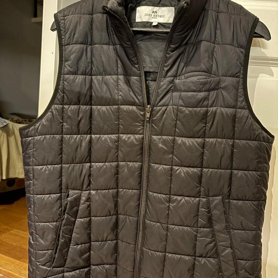Svart quiltad dunväst John Henric