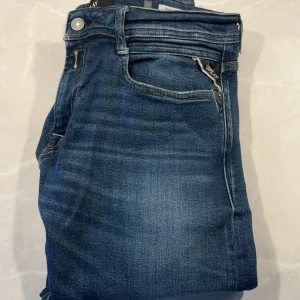 Replay jeans - Tja säljer nu dessa sjukt snygga Replay jeans. Midja 41cm. Längd 103cm. Skick 10/10. Bara att höra av er vid frågor eller funderingar.