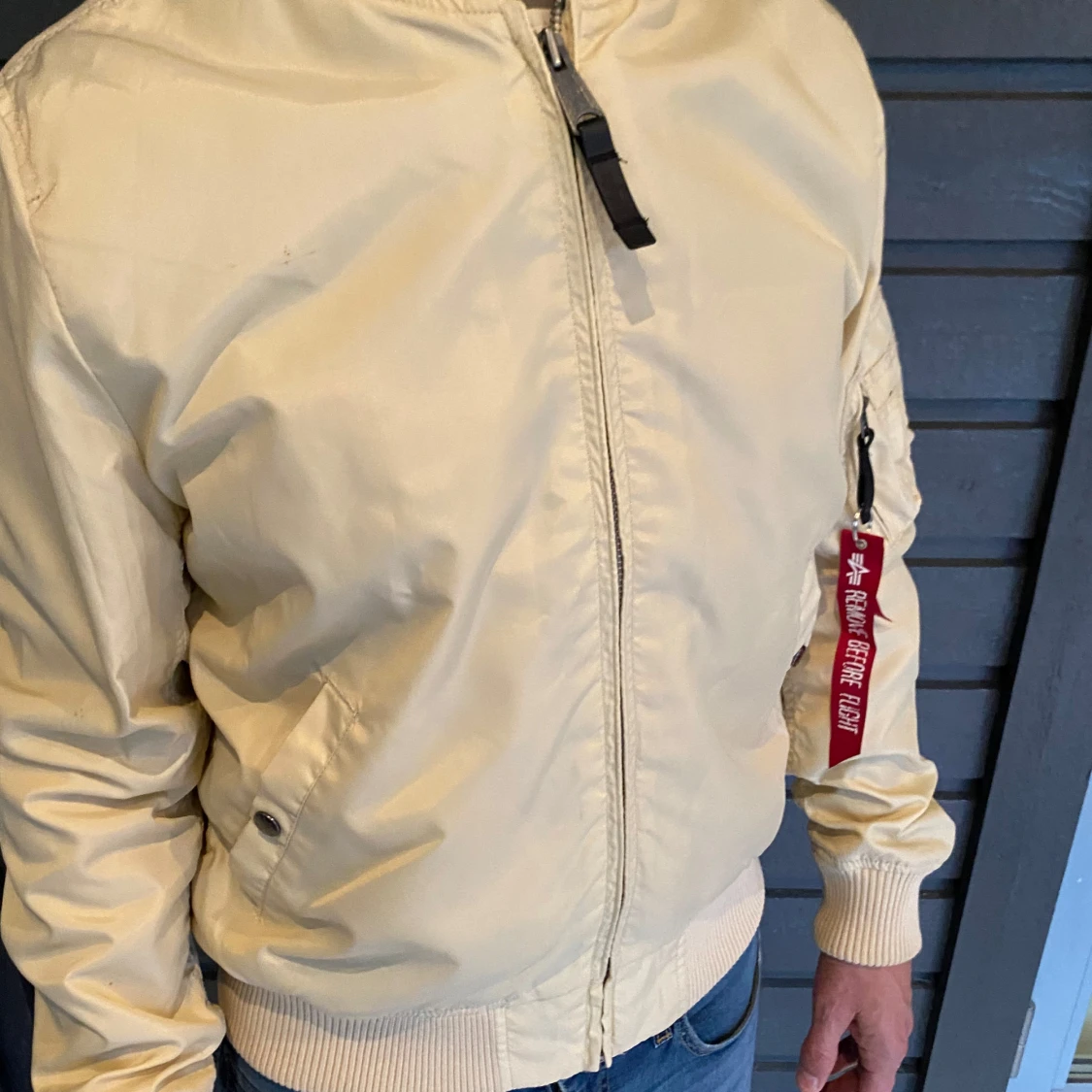 Beige bomberjacka från Alpha Industries - 1