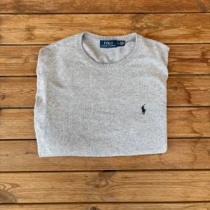 Ralph Lauren tröja - Ralph Lauren tröja, Storlek L, fits M. Skicket i toppklass, pm vid frågor!