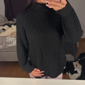 Svart stickad polotröja - Mysig svart stickad polotröja med krage i storlek xs