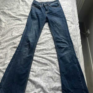 Blå bootcut jeans från Vero Moda - Mid waist jeans från vero Moda