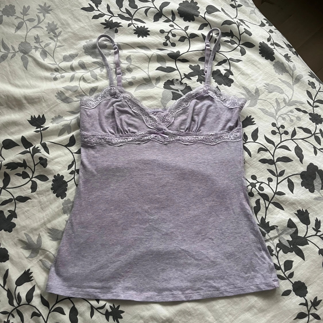 Supergulligt ljuslila linne med spets 