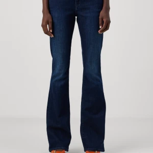 D-ebbey disel jeans  - Jätte fina disel jeans som jag ÄLSKAR och har i flera färger! Säljer enbart för att dom är lite stora. Dom har en liten defekt längst ner på byxorna som man inte ser när man väl har de på då byxorna är långa( detta händer med alla byxor förr eller senare, om dom inte är för korta). Storleken är w28 och L32, dom är längre än vanliga 32or🤗 använda ca 4 gånger och nypris är 1495kr