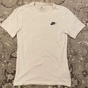 Nike T-shirt  - Helt ny, inga defekter. Storlek S. Säljer billigt för vill bli av med den🤝
