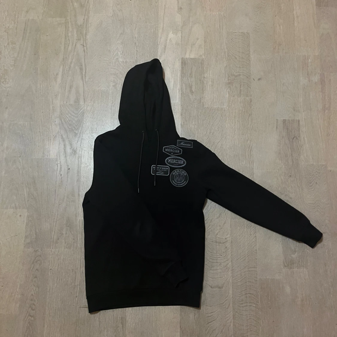 Svart hoodie från Mercier med patchar - 1