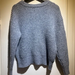 Blå stickad tröja - Mysig blå stickad tröja i storlek M. Tröjan har en grovstickad struktur, rund halsringning och långa ärmar. Perfekt för kyliga dagar och enkel att matcha med jeans eller kjol.☺️
