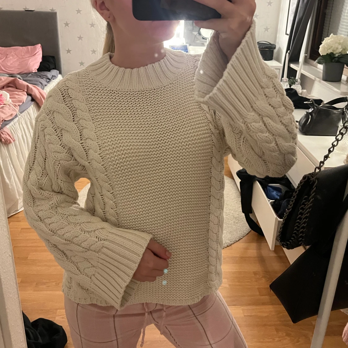 Beige stickad tröja med flätmönster