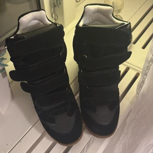 Svarta Isabel Marant skor - Säljer mina fina Isabel Marant skor. Nästan oanvända använt 1-3 gånger. 