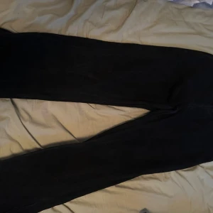 Svarta jeans från g perfect jeans, stl 40 - Svarta jeans från g perfect jeans i storlek 40. Klassisk rak modell med normal passform. Jeansen har knapp och dragkedja framtill och slits längst ner. Säljer för de inte passar