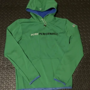 Peak performance hoodie - Stretch material perfekt för träning eller bara att ha på sig, inga skador eller hål, äldre modell som inte säljs längre på affärer 
