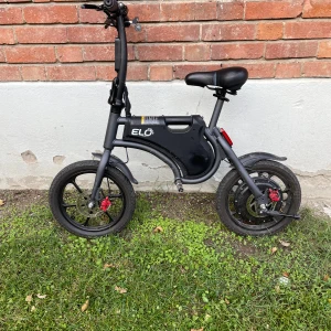 ELO Elcykel - Kompakt elcykel från ELO med digital display, nyckelstart och skivbromsar. Perfekt för stadspendling. Cykeln är i gott skick med endast mindre bruksspår. Batteriindikator och hastighetsmätare synliga på styret. Sadel och handtag ser fräscha ut.      MÅSTE HÄMTAS KAN EJ SKICKA.  FÖR STOR